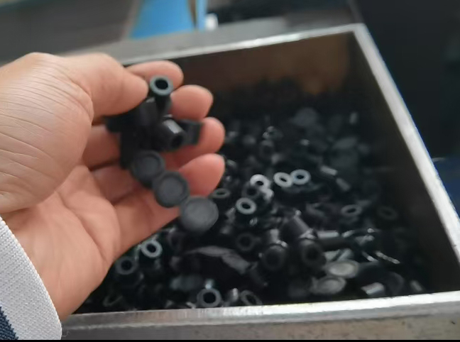 Ein Tag in der Zhengguan -Gummi -Produktionsstätte