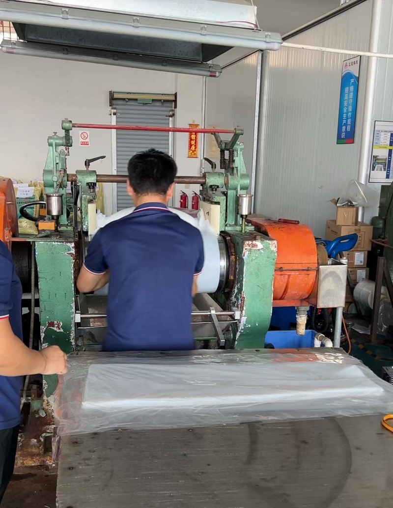 Herstellung von Silikonkautschuk in der Gummifabrik ZHENGGUAN