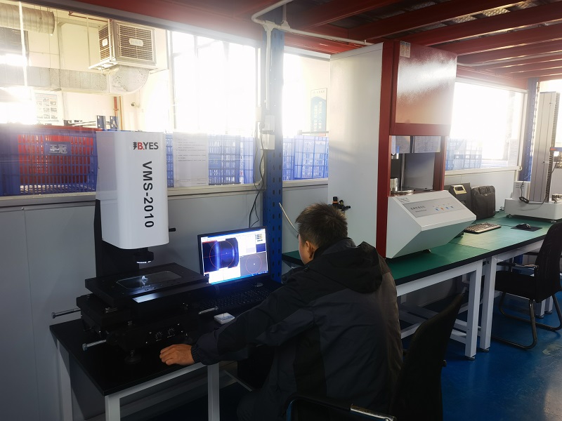 Optische Bildmessmaschinen, ausgestattet mit präzisen Mess- und Steuerungssoftwaresystemen, ermöglichen uns die Herstellung von Gummiteilen mit genaueren Abmessungen.